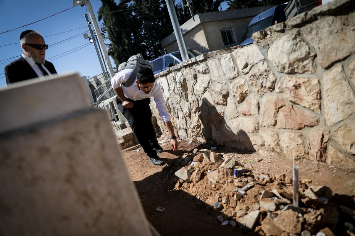 ניחום אבלים בבית חכם שלום, רבים עלו לקבר הטרי • צפו