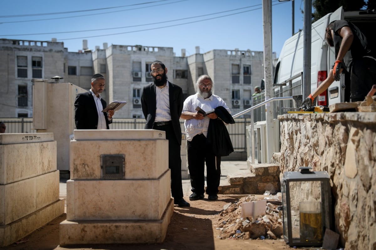 ניחום אבלים בבית חכם שלום, רבים עלו לקבר הטרי • צפו