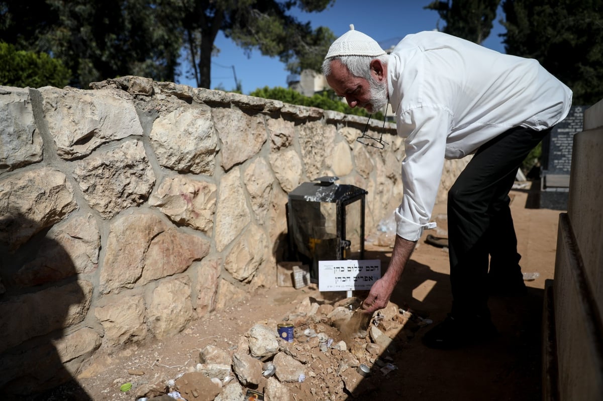 ניחום אבלים בבית חכם שלום, רבים עלו לקבר הטרי • צפו