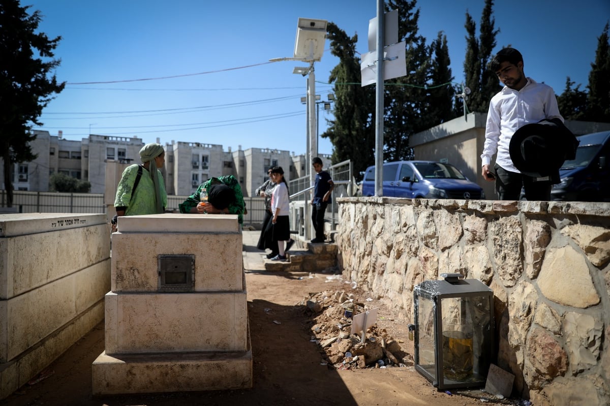 ניחום אבלים בבית חכם שלום, רבים עלו לקבר הטרי • צפו