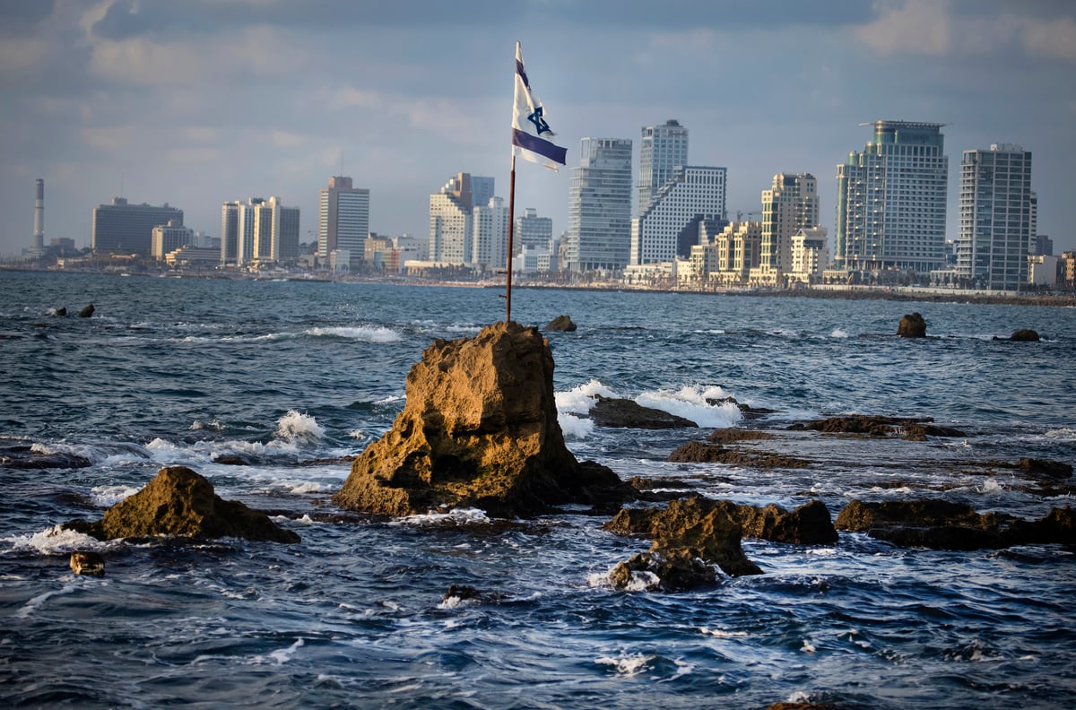 איך תל אביב - יפו נראית מבין גלי הים? צפו בתמונות