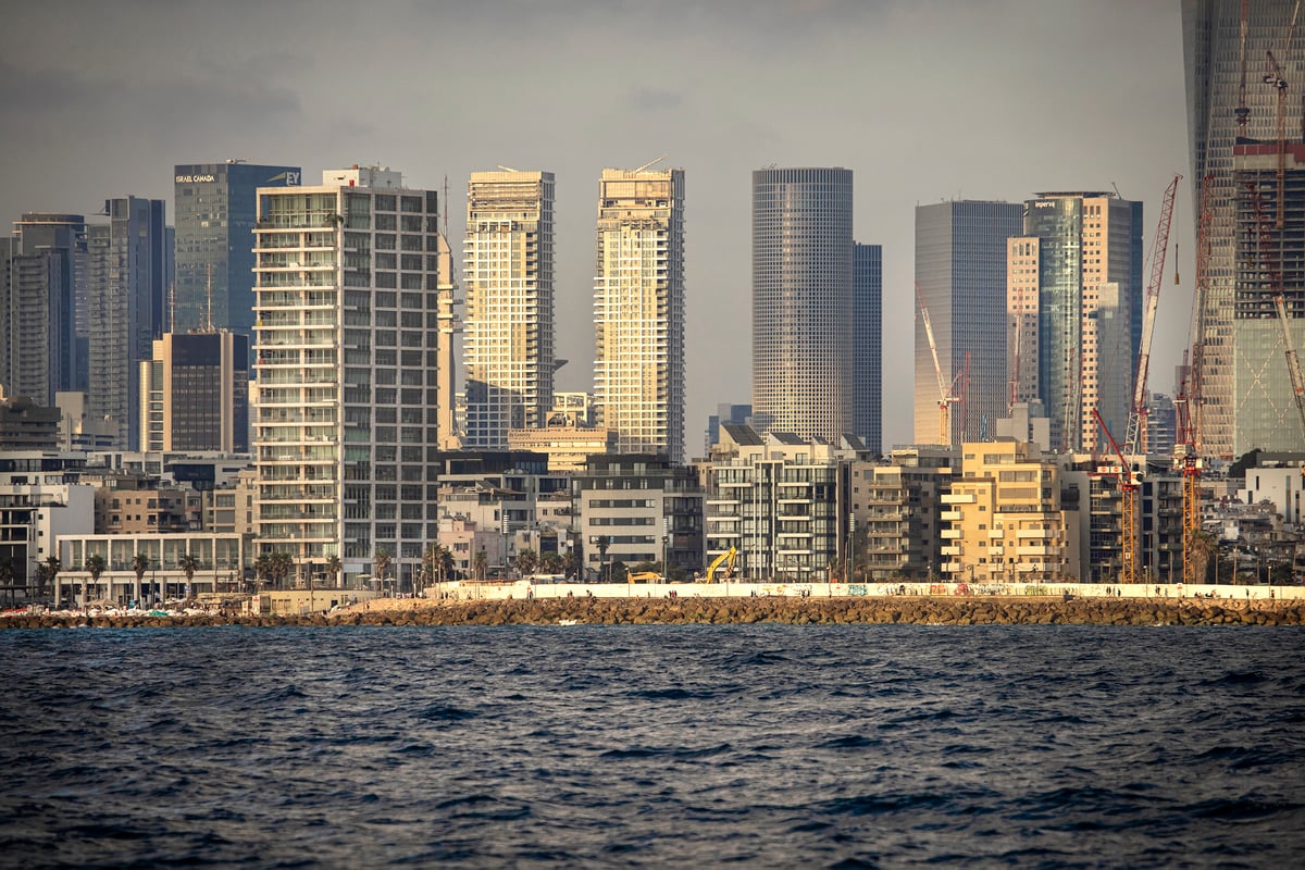 איך תל אביב - יפו נראית מבין גלי הים? צפו בתמונות