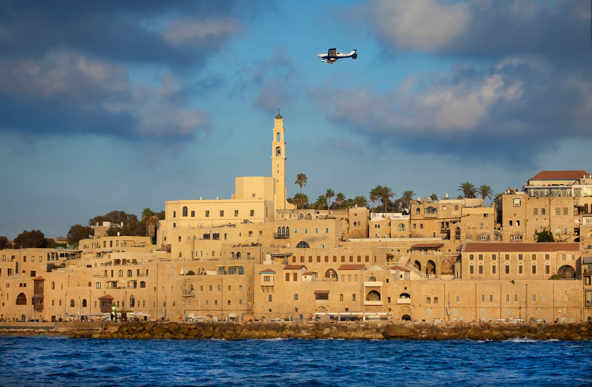 איך תל אביב - יפו נראית מבין גלי הים? צפו בתמונות