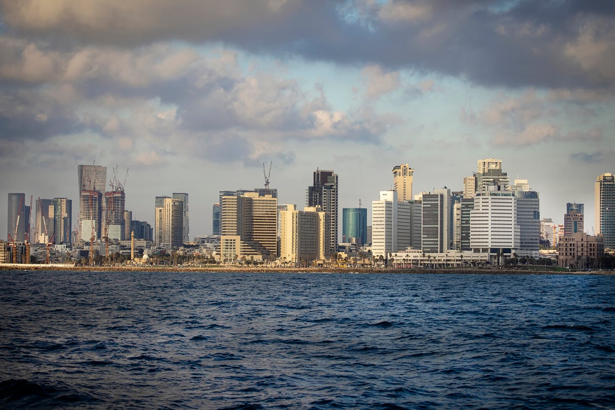 איך תל אביב - יפו נראית מבין גלי הים? צפו בתמונות