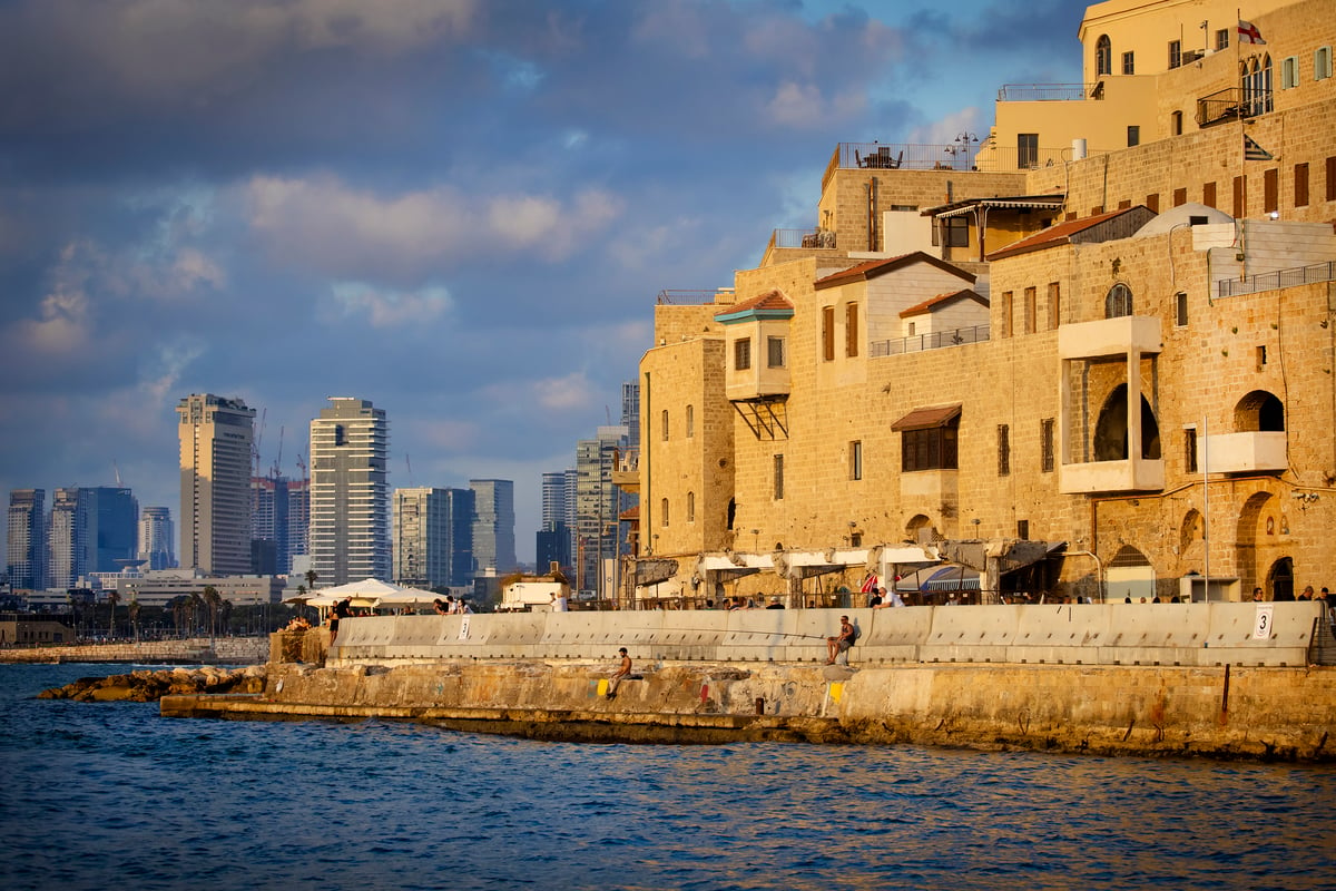 איך תל אביב - יפו נראית מבין גלי הים? צפו בתמונות