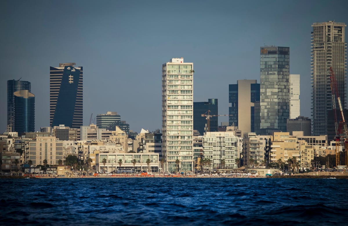 איך תל אביב - יפו נראית מבין גלי הים? צפו בתמונות