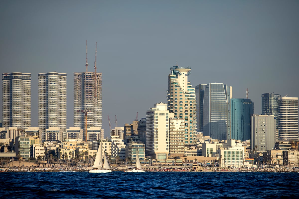 איך תל אביב - יפו נראית מבין גלי הים? צפו בתמונות