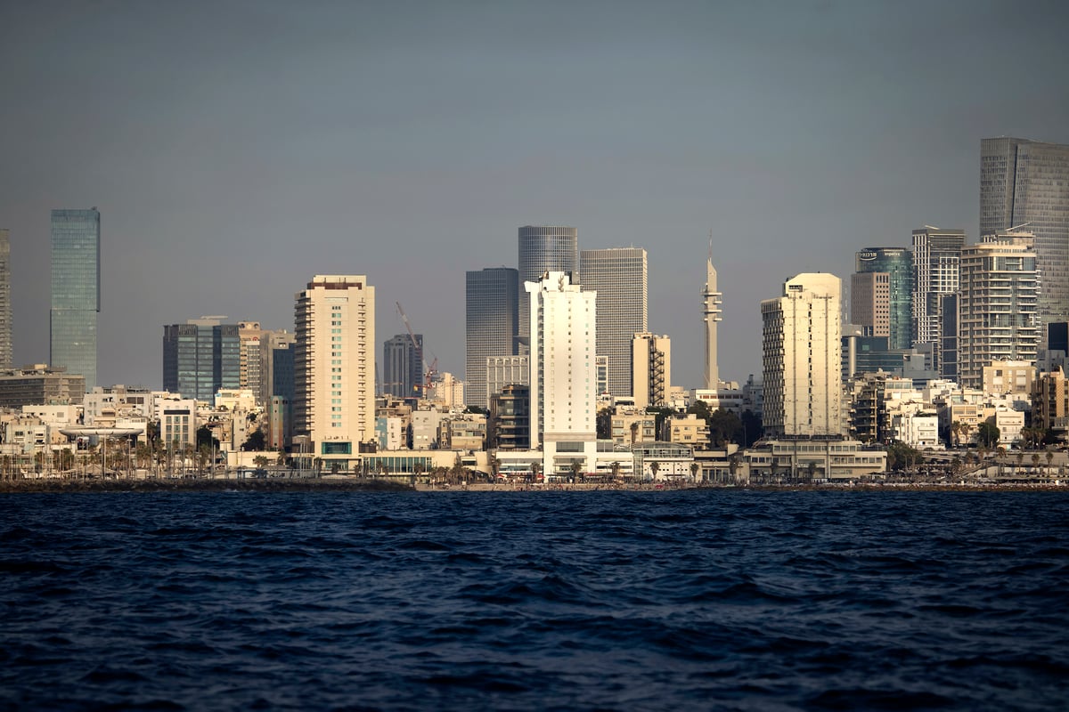 איך תל אביב - יפו נראית מבין גלי הים? צפו בתמונות