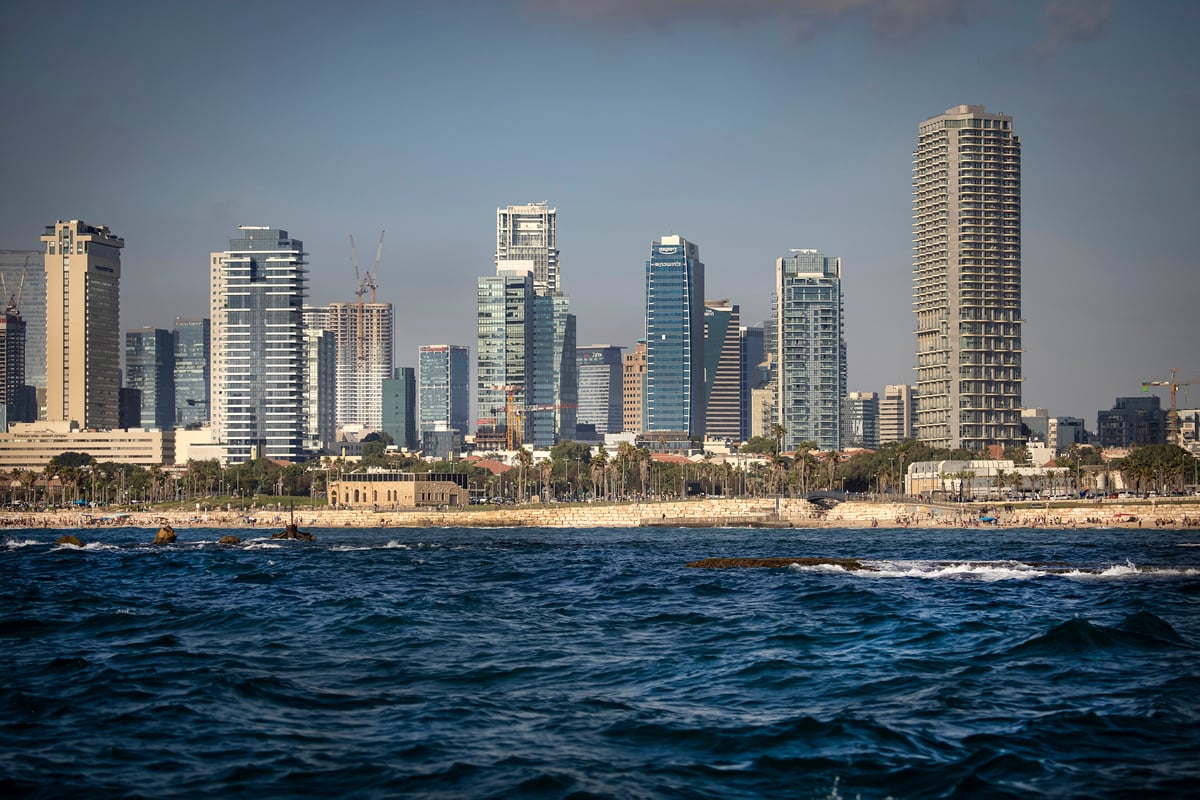 איך תל אביב - יפו נראית מבין גלי הים? צפו בתמונות