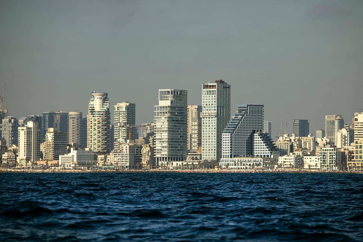 איך תל אביב - יפו נראית מבין גלי הים? צפו בתמונות