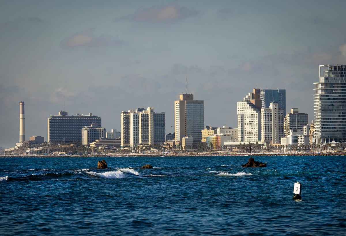 איך תל אביב - יפו נראית מבין גלי הים? צפו בתמונות