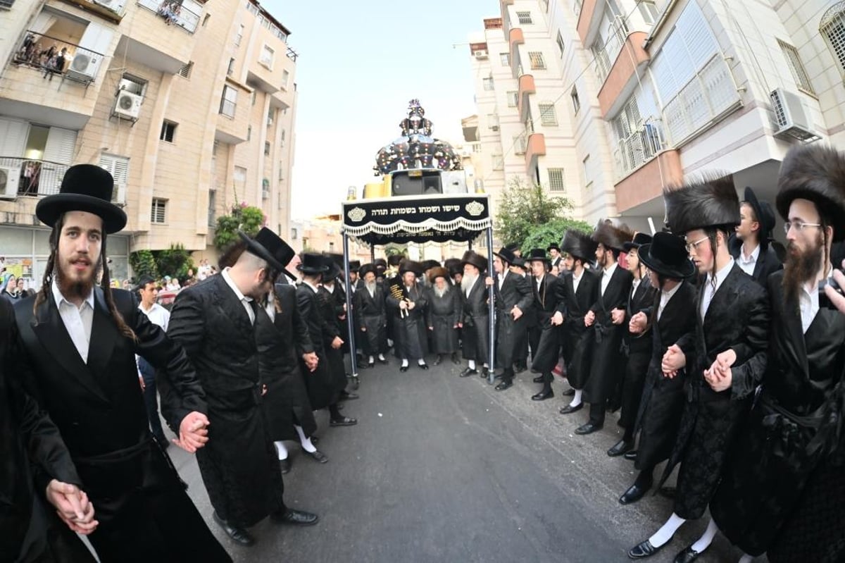 בשומרי אמונים חגגו הכנסת ספר תורה לע"נ הרבי זצ"ל