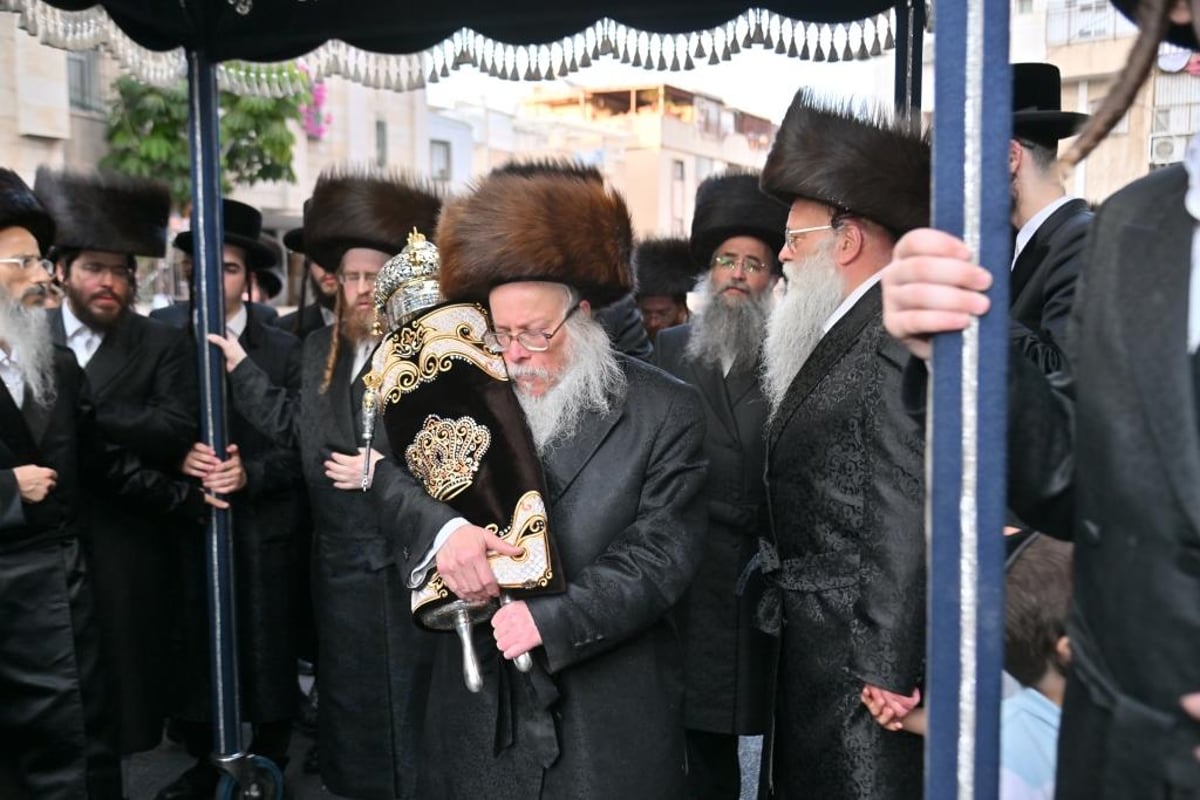 בשומרי אמונים חגגו הכנסת ספר תורה לע"נ הרבי זצ"ל