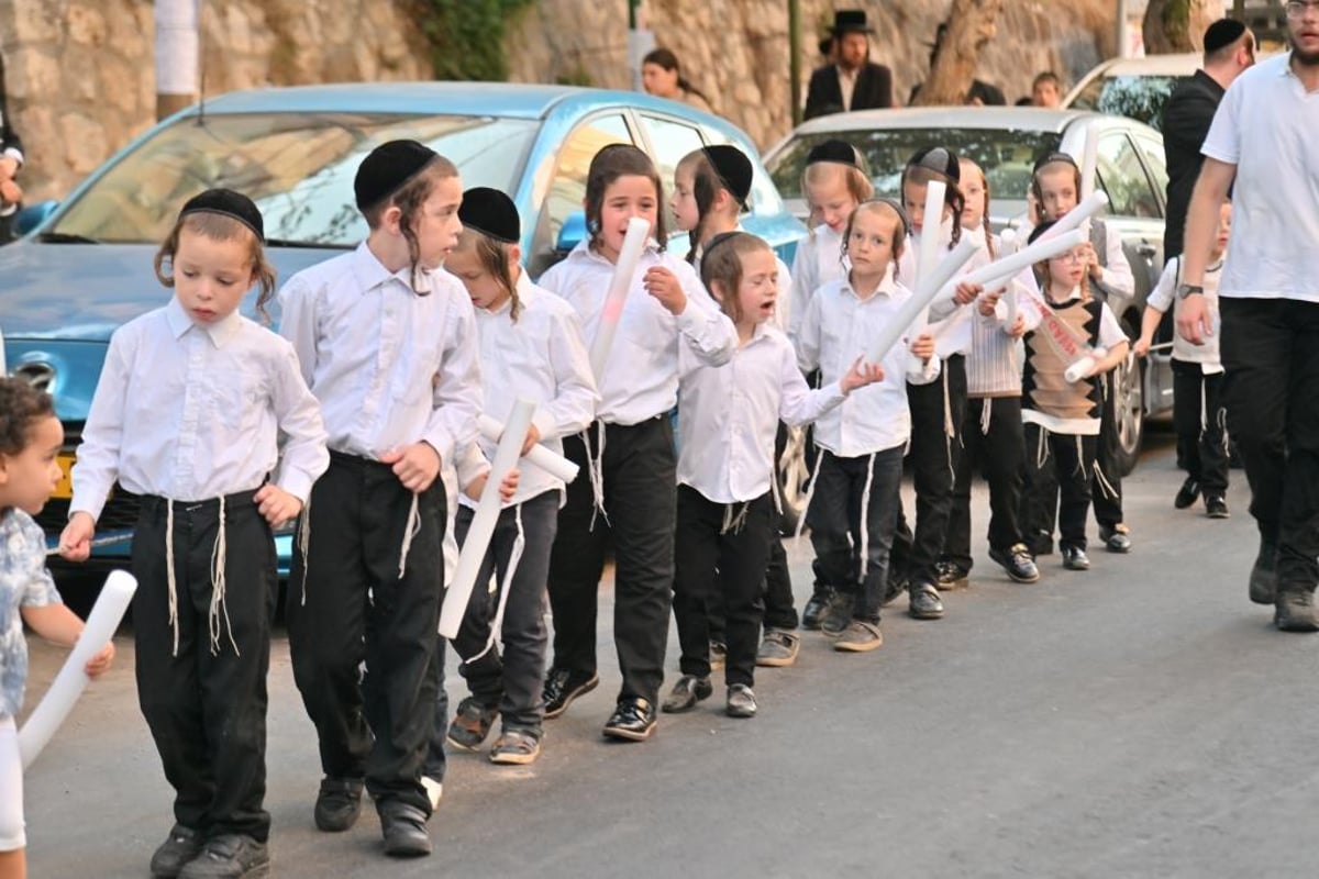 בשומרי אמונים חגגו הכנסת ספר תורה לע"נ הרבי זצ"ל