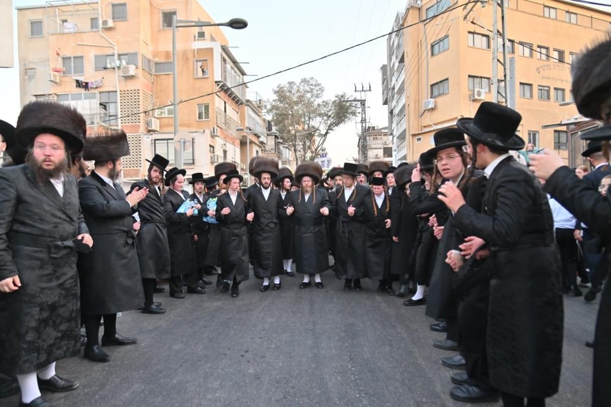 בשומרי אמונים חגגו הכנסת ספר תורה לע"נ הרבי זצ"ל