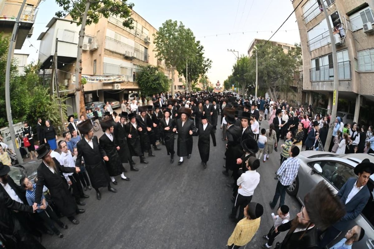 בשומרי אמונים חגגו הכנסת ספר תורה לע"נ הרבי זצ"ל