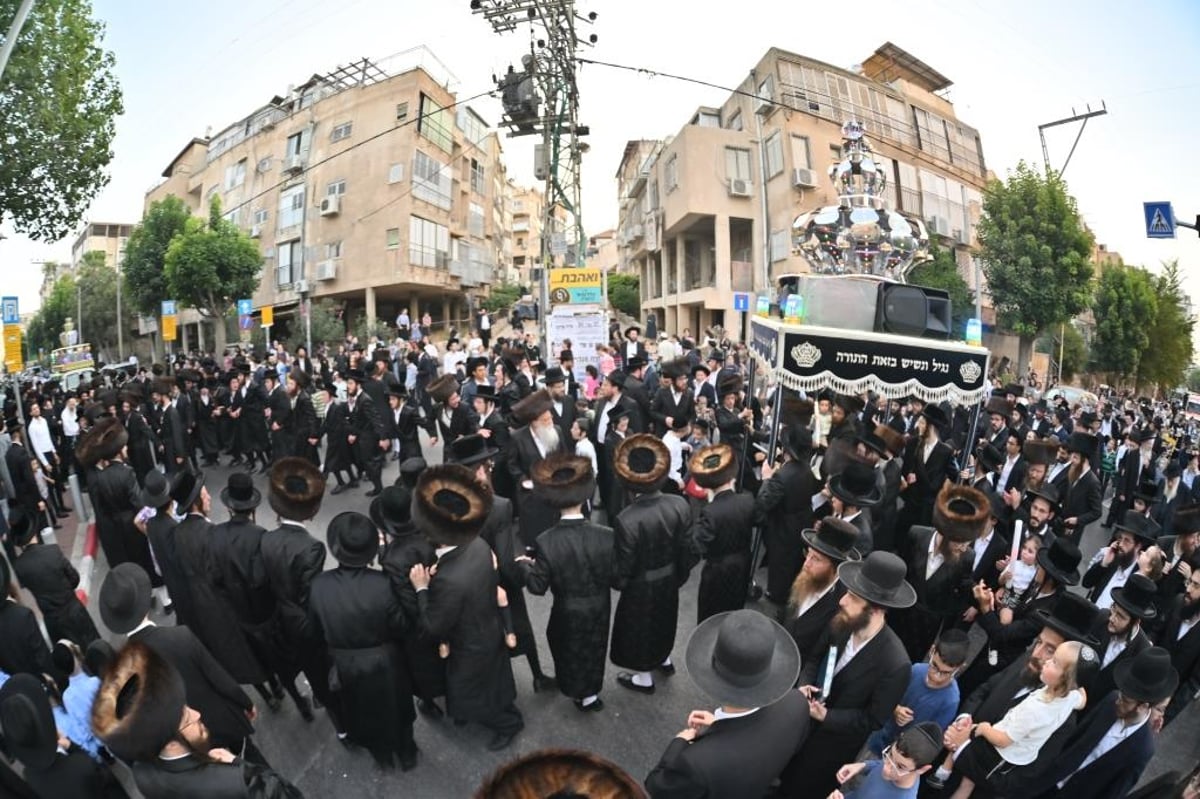 בשומרי אמונים חגגו הכנסת ספר תורה לע"נ הרבי זצ"ל