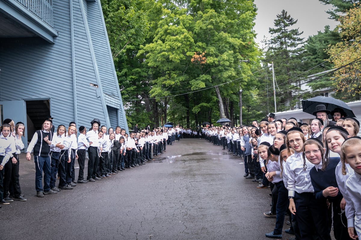 האדמו"ר מסאטמר הגיע לביקור במחנות הקיץ בניו יורק