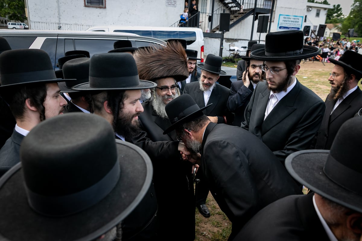 האדמו"ר מסאטמר הגיע לביקור במחנות הקיץ בניו יורק