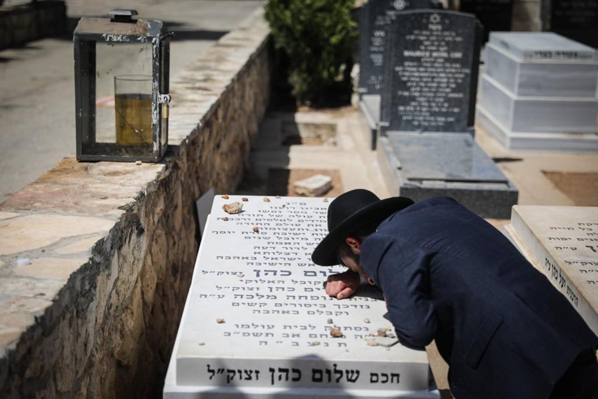 "נזדכך ביסורים קשים": זה מה שנכתב על מצבת חכם שלום