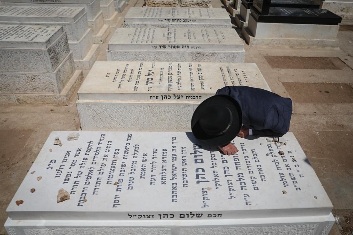 "נזדכך ביסורים קשים": זה מה שנכתב על מצבת חכם שלום