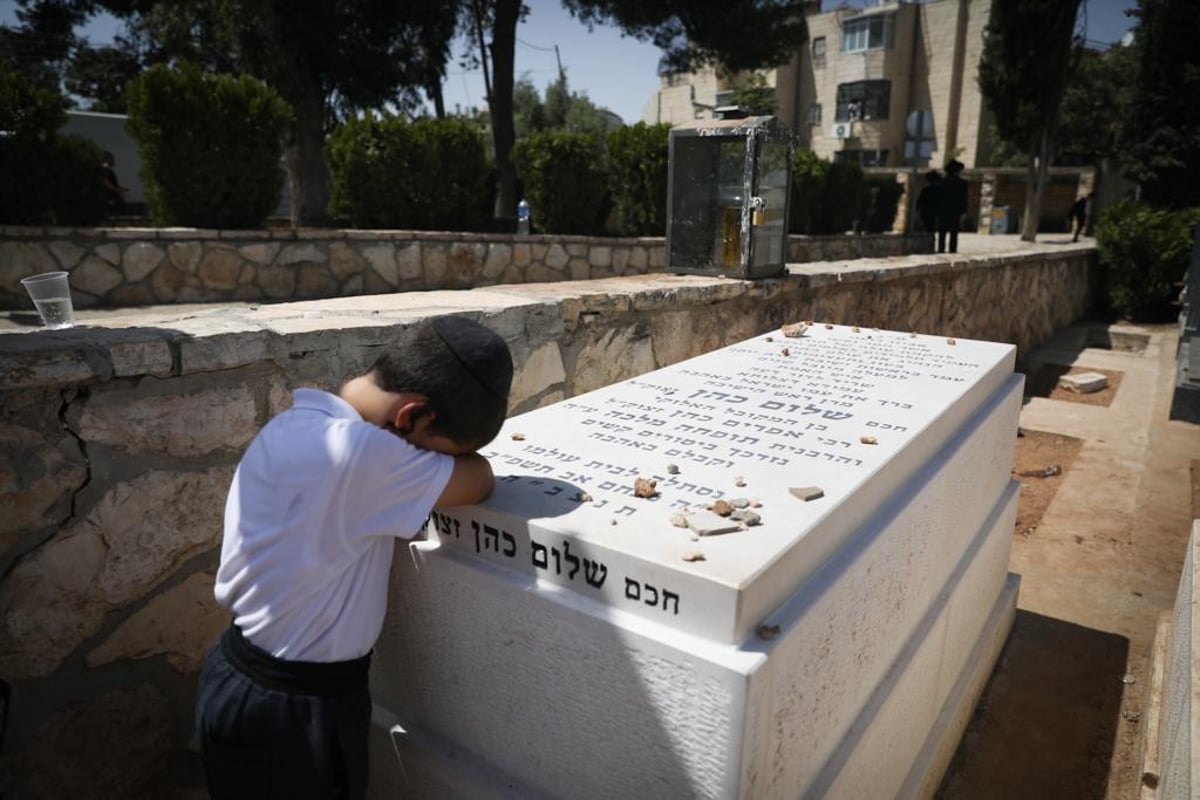 "נזדכך ביסורים קשים": זה מה שנכתב על מצבת חכם שלום