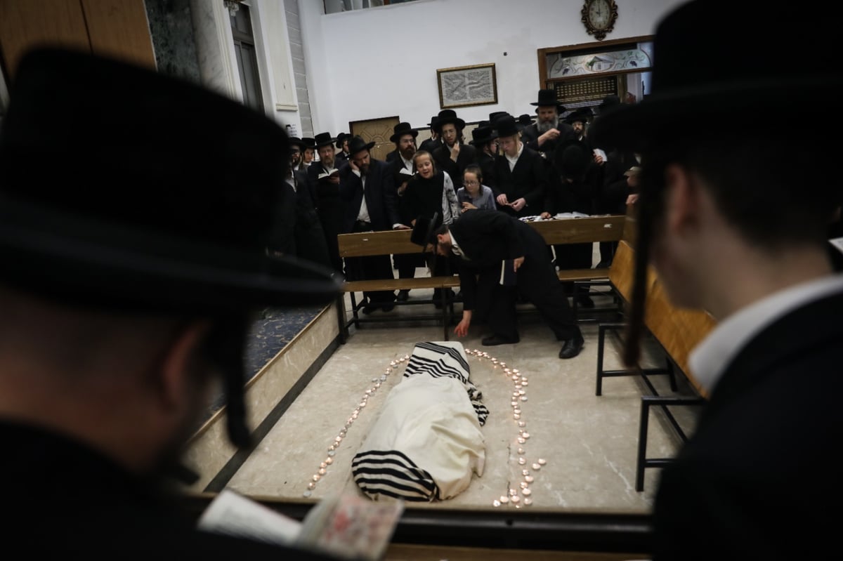 תיעוד מסכם ודומע: מסע הלווית האדמו"ר מזוועהיל זצוק"ל