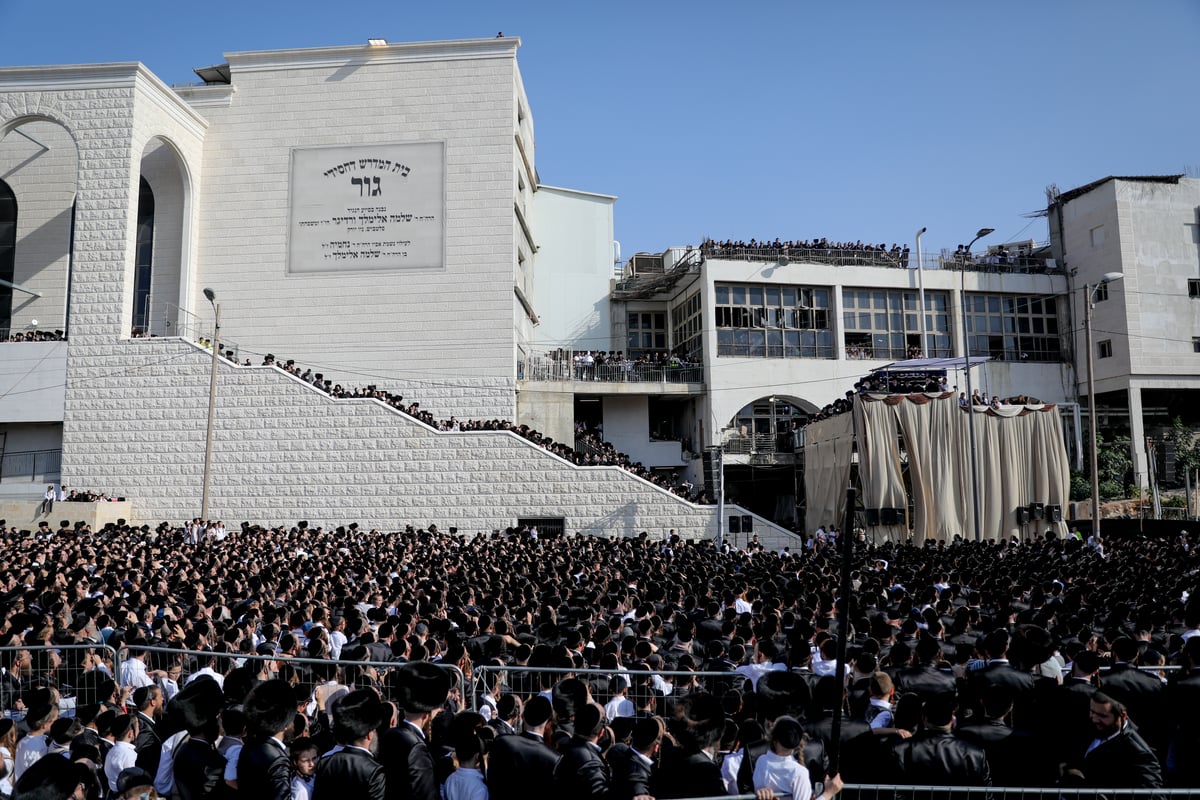 אלפי חסידי גור בחתונת נכדת האדמו"ר • תיעוד