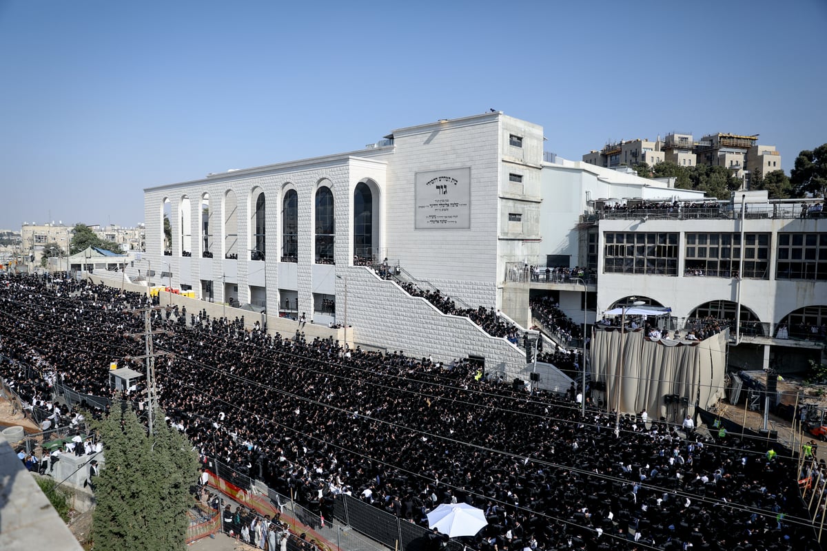 אלפי חסידי גור בחתונת נכדת האדמו"ר • תיעוד