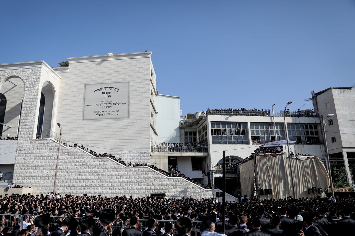 אלפי חסידי גור בחתונת נכדת האדמו"ר • תיעוד