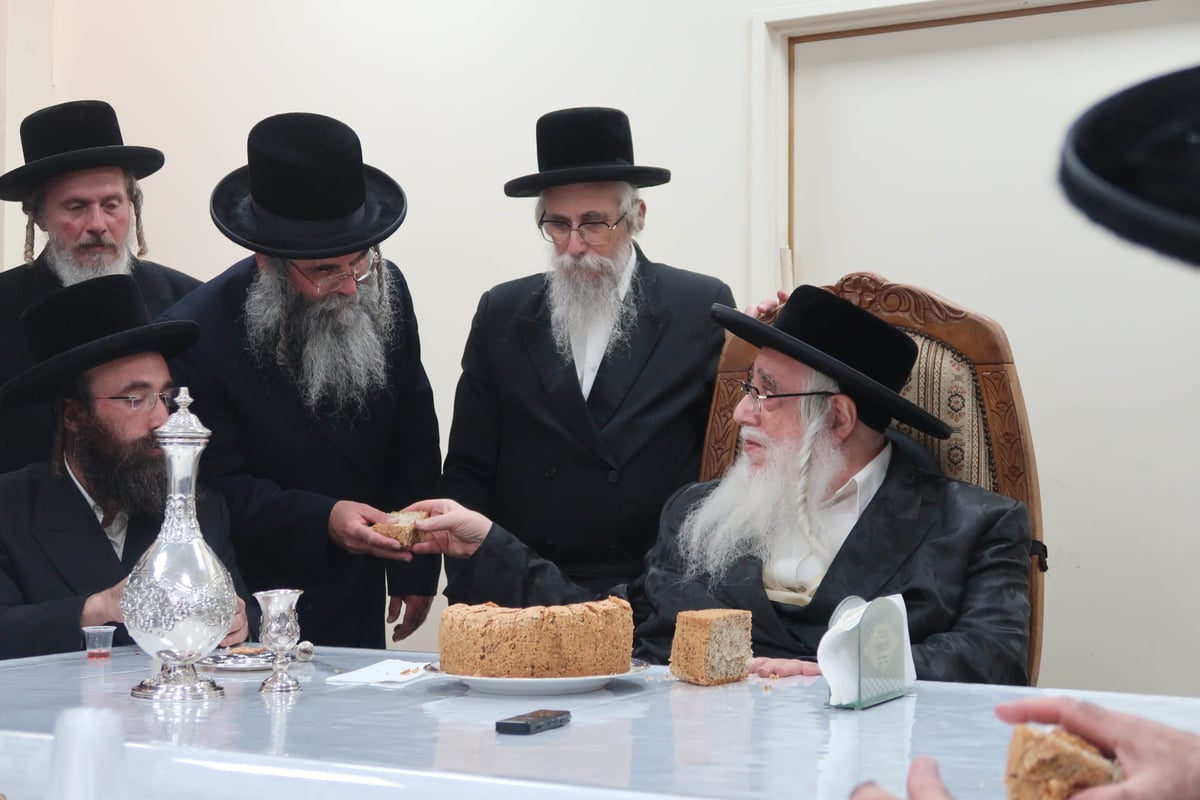 בבית האדמו"ר: בצאנז הכתירו דיינים חדשים