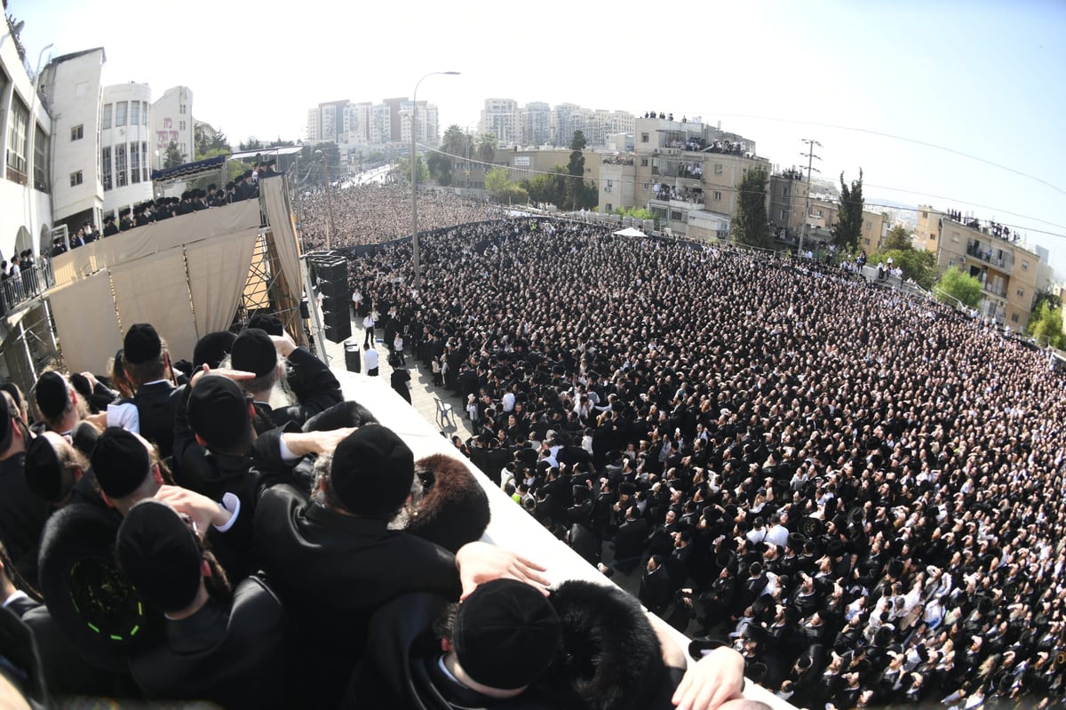 גדולי הרבנים הגיעו: כך נראתה הלילה חתונת הענק בחצר גור