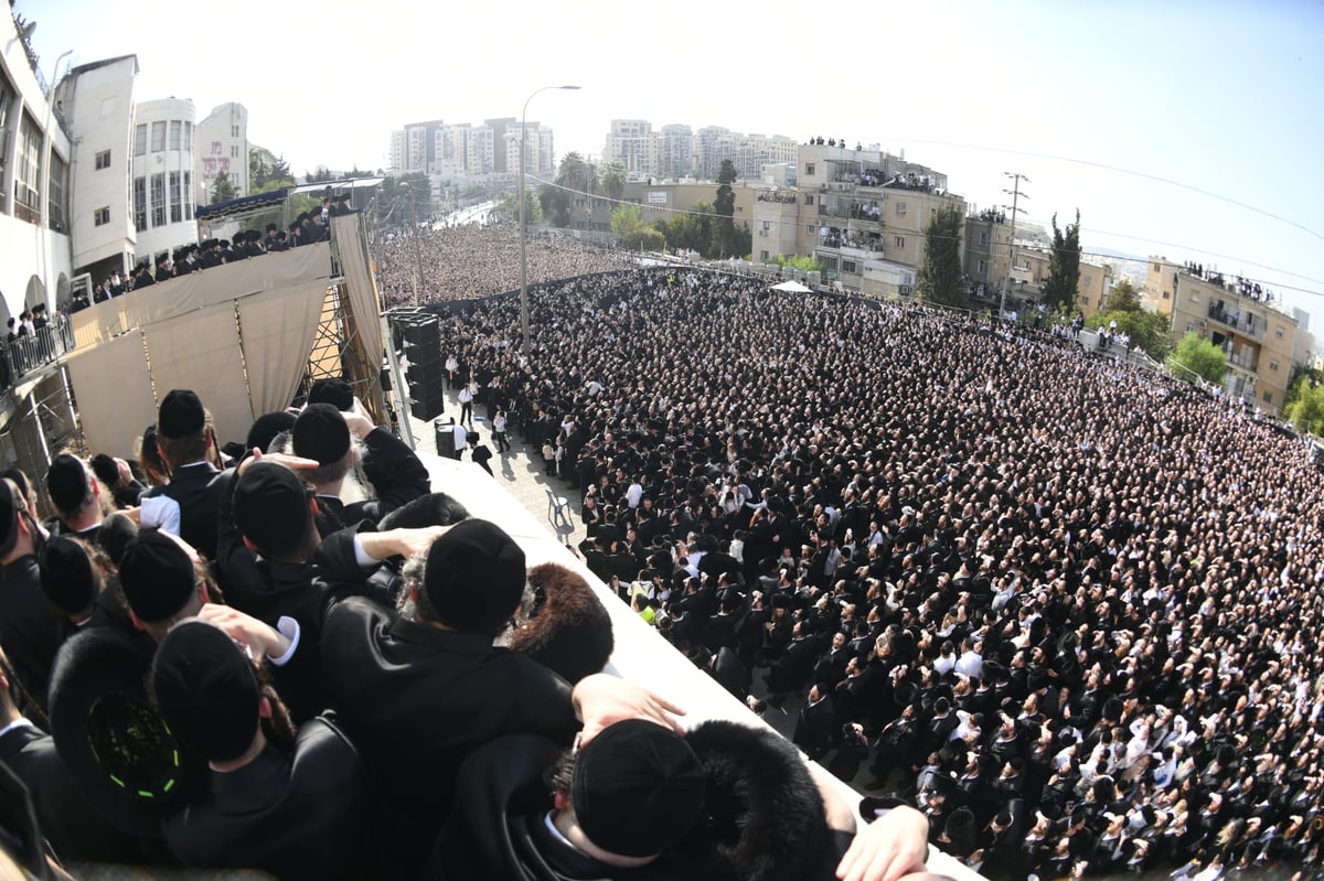 גדולי הרבנים הגיעו: כך נראתה הלילה חתונת הענק בחצר גור