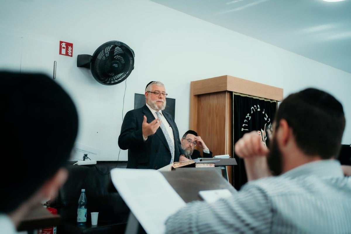 עצרות התעוררות בברלין; "כאן גוילין נשרפו אך זכינו והאותיות פורחות"