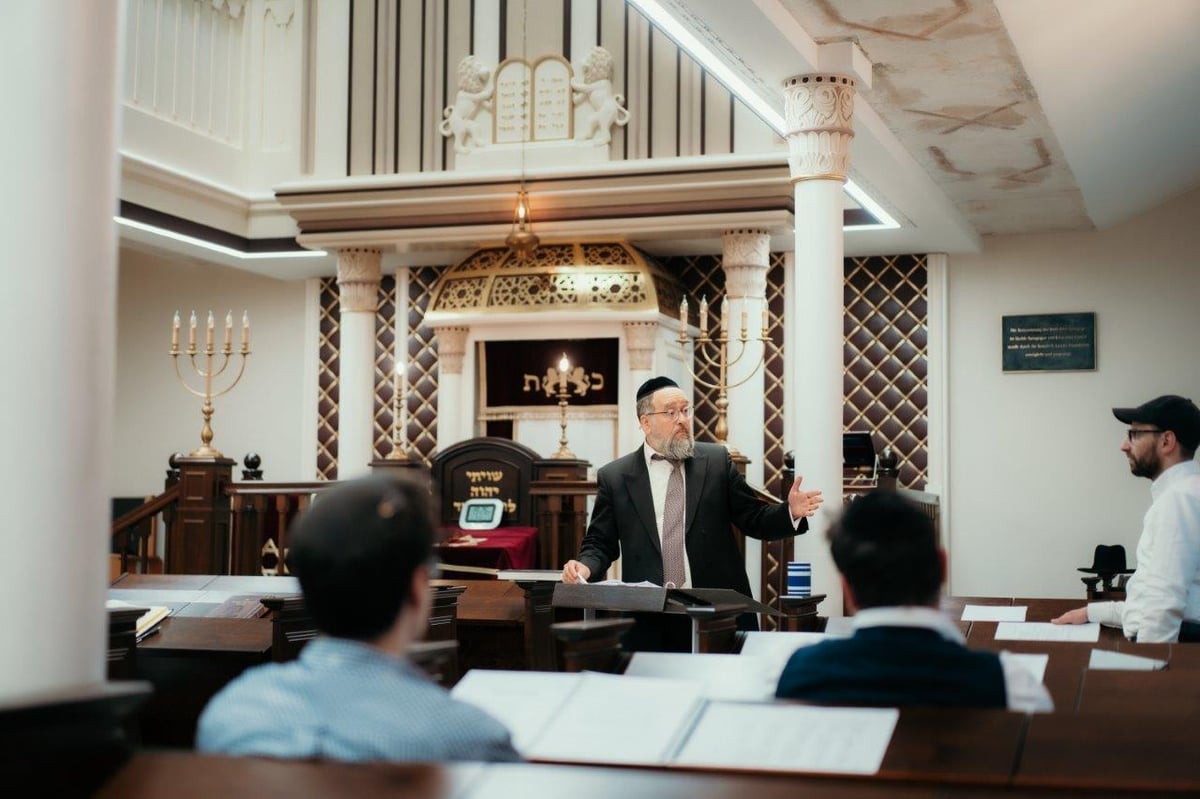 עצרות התעוררות בברלין; "כאן גוילין נשרפו אך זכינו והאותיות פורחות"