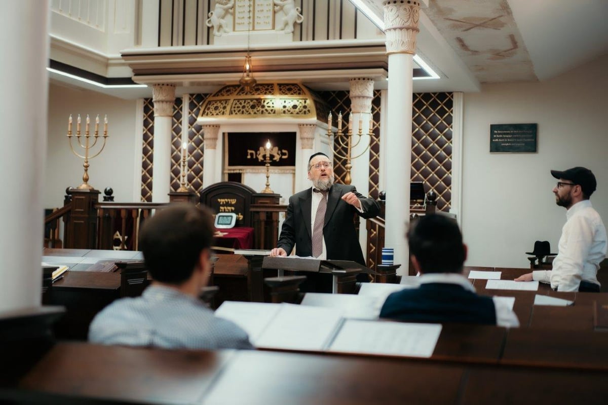 עצרות התעוררות בברלין; "כאן גוילין נשרפו אך זכינו והאותיות פורחות"