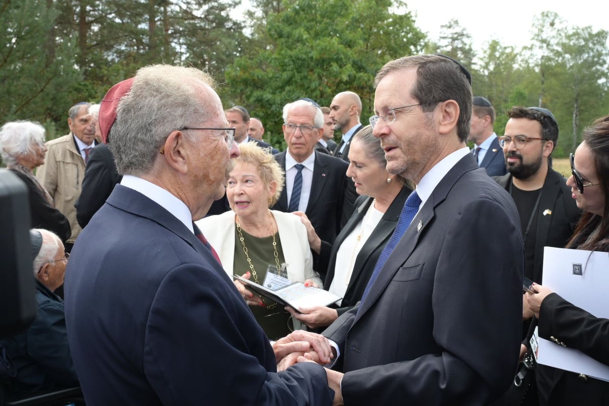 הנשיא הרצוג ביקר באתר הזיכרון במחנה הריכוז ברגן-בלזן