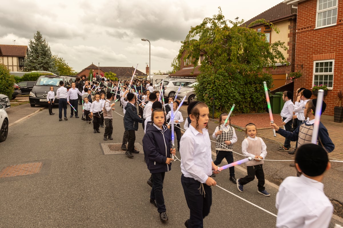 באי האנגלי המרוחק: הוכנס ספר תורה לישיבה החדשה