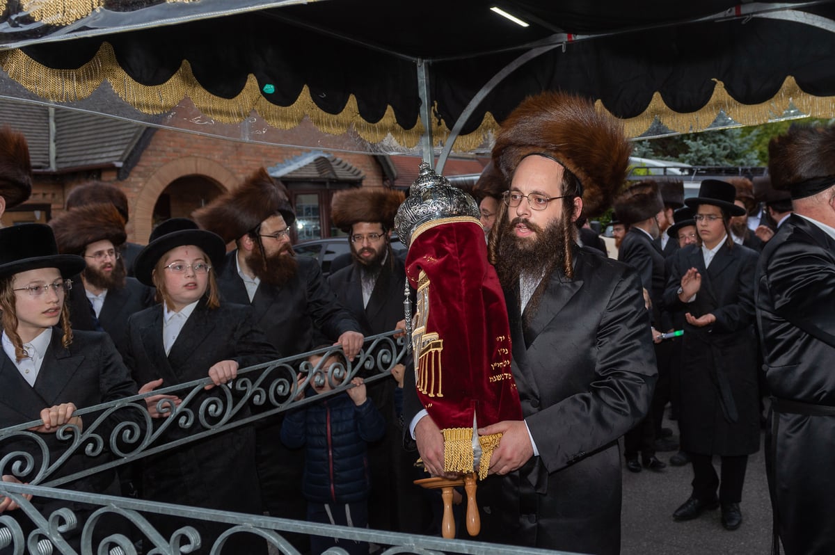 באי האנגלי המרוחק: הוכנס ספר תורה לישיבה החדשה