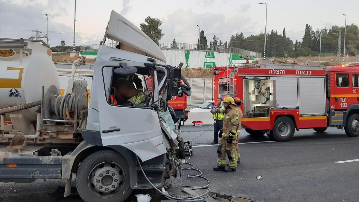 שתי משאיות התנגשו בכביש 77; הנהג חולץ במצב קשה