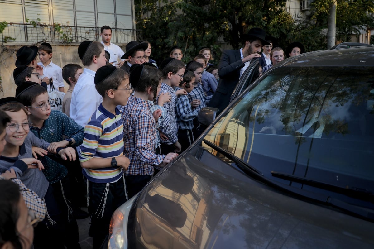 זר לא יבין זאת: כשילדי בני ברק הצטופפו להתברך מחברי המועצת