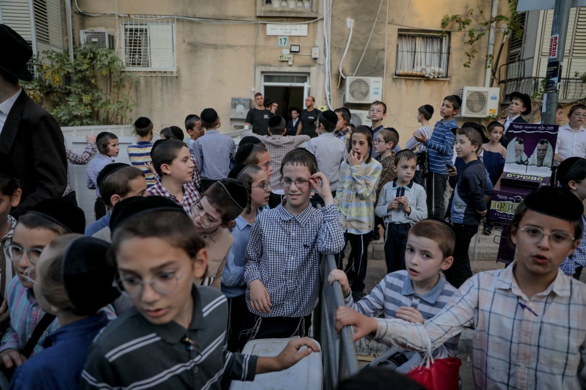 זר לא יבין זאת: כשילדי בני ברק הצטופפו להתברך מחברי המועצת