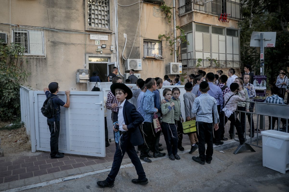 זר לא יבין זאת: כשילדי בני ברק הצטופפו להתברך מחברי המועצת