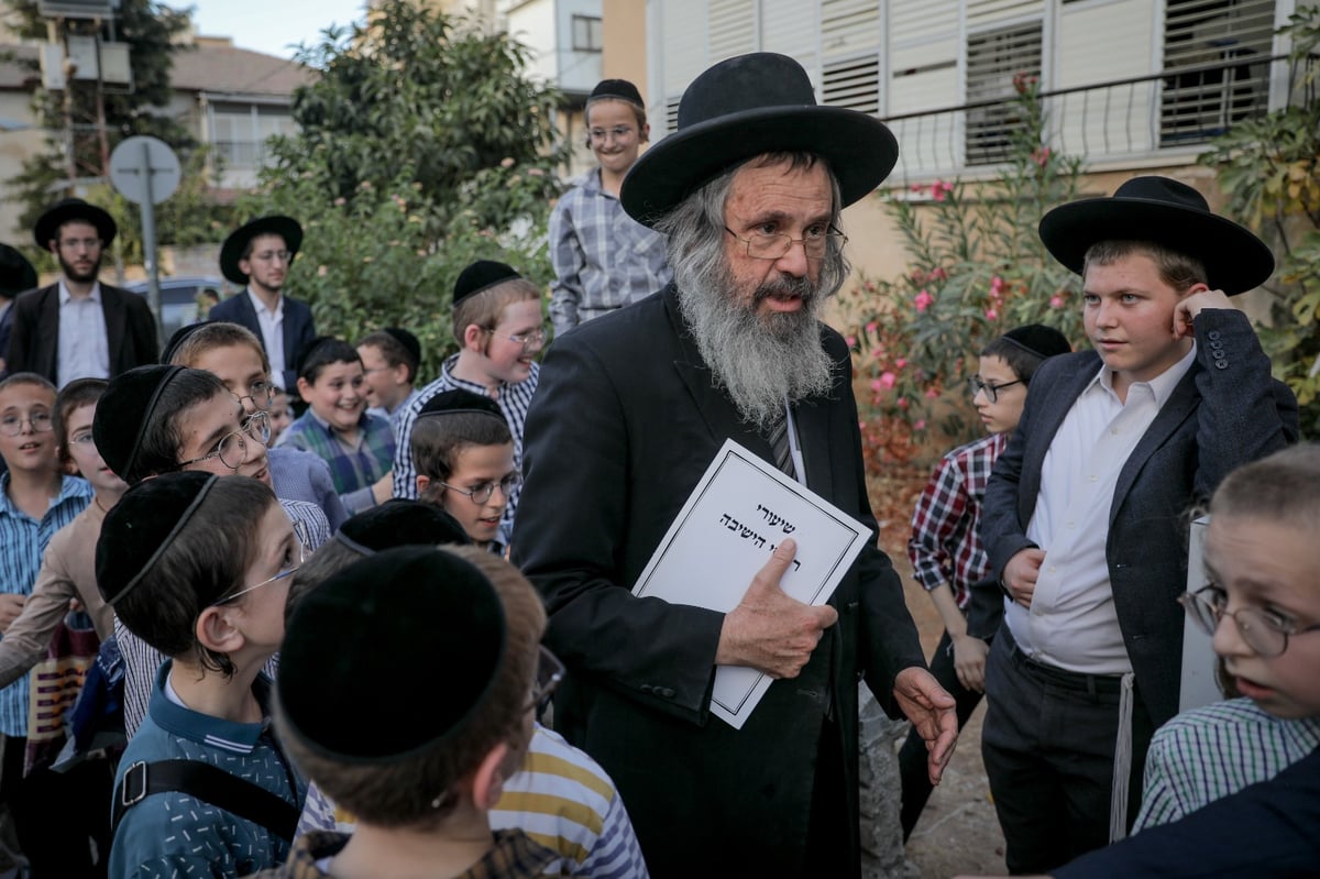 זר לא יבין זאת: כשילדי בני ברק הצטופפו להתברך מחברי המועצת