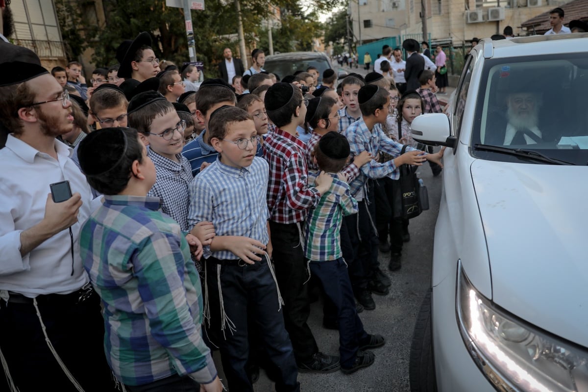 זר לא יבין זאת: כשילדי בני ברק הצטופפו להתברך מחברי המועצת