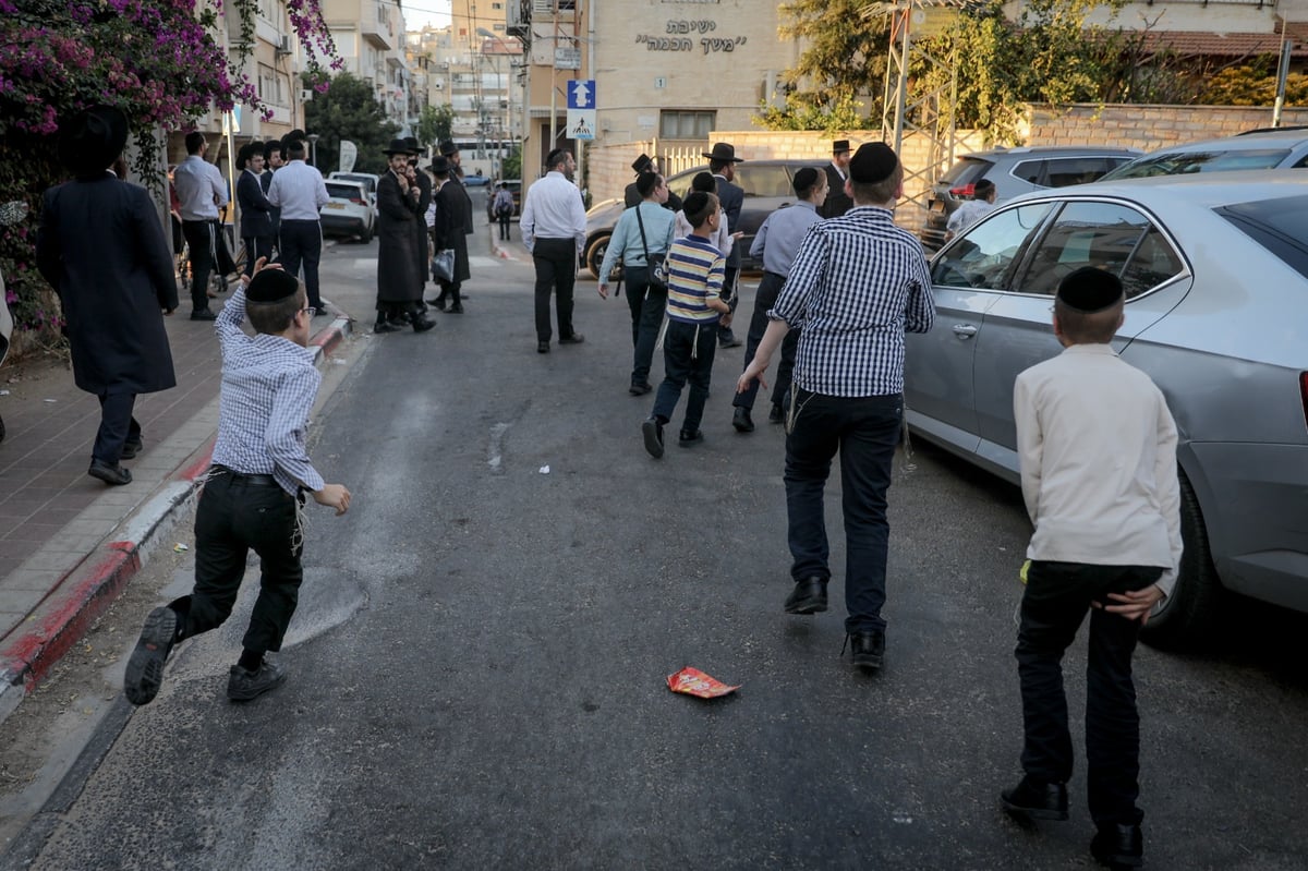 זר לא יבין זאת: כשילדי בני ברק הצטופפו להתברך מחברי המועצת