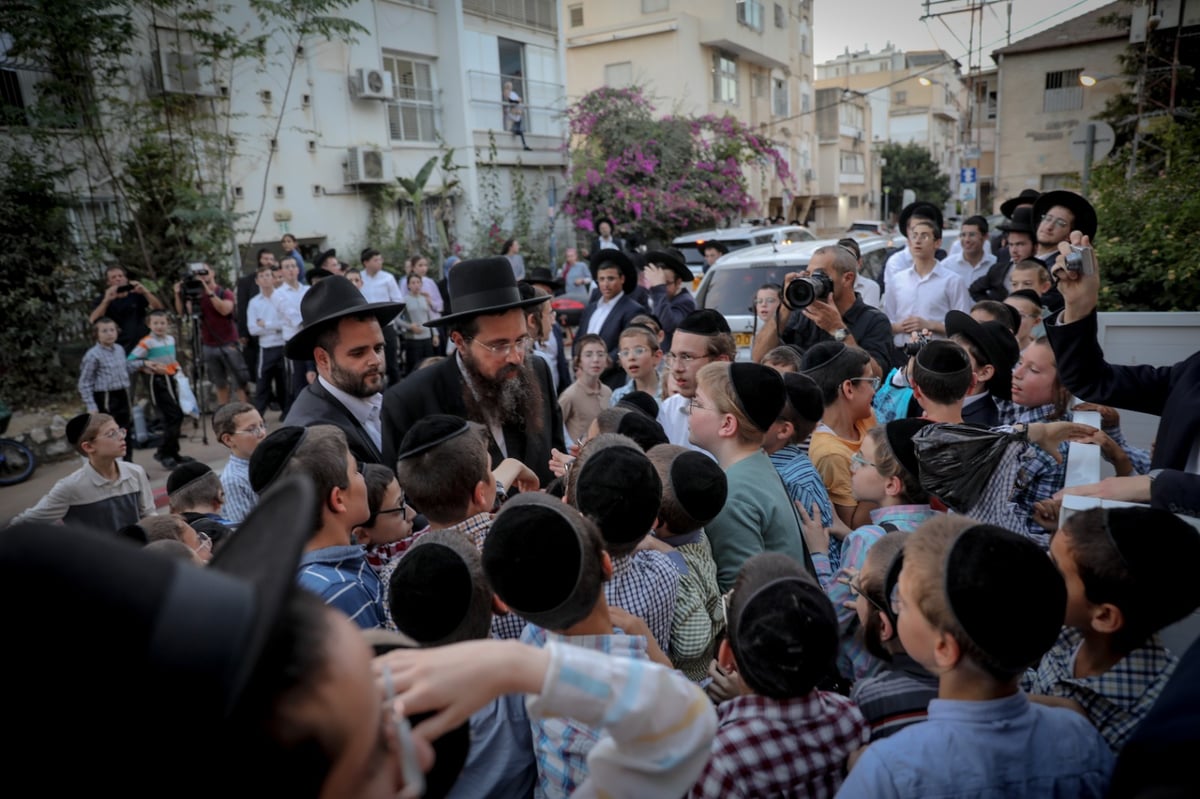 זר לא יבין זאת: כשילדי בני ברק הצטופפו להתברך מחברי המועצת