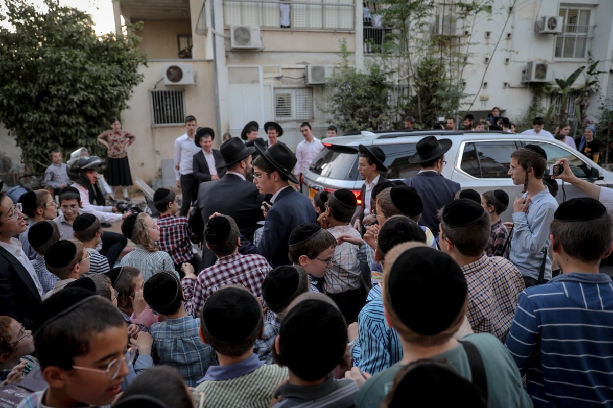 זר לא יבין זאת: כשילדי בני ברק הצטופפו להתברך מחברי המועצת