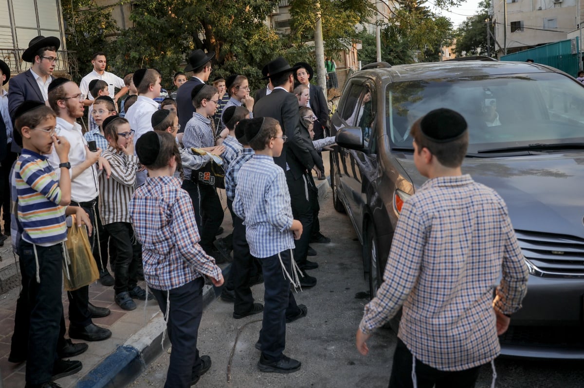 זר לא יבין זאת: כשילדי בני ברק הצטופפו להתברך מחברי המועצת