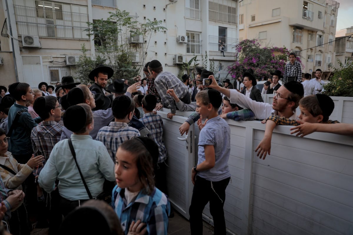 זר לא יבין זאת: כשילדי בני ברק הצטופפו להתברך מחברי המועצת